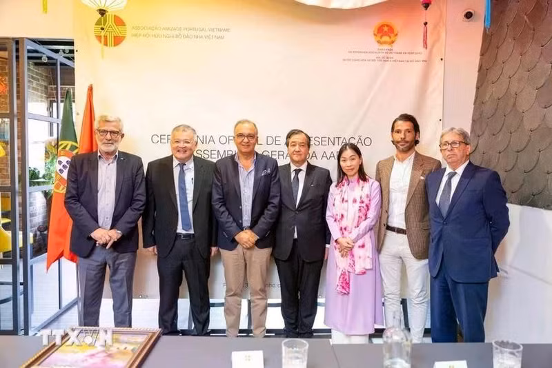 Le chargé d’affaires de l’ambassade du Vietnam au Portugal, Nguyên Manh Thang pose pour une photo souvenir avec les responsables de l’Association d’amitié Portugal-Vietnam. Photo : VNA 