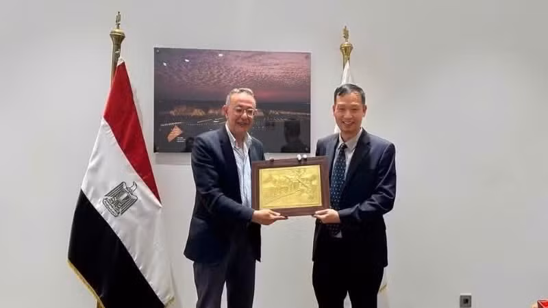 L’ambassadeur Nguyen Nam Duong remet un cadeau commémoratif au professeur et docteur Ahmed Ghoneim, directeur du Grand Musée Égyptien. (Photo fournie par l’ambassade du Vietnam en Égypte)