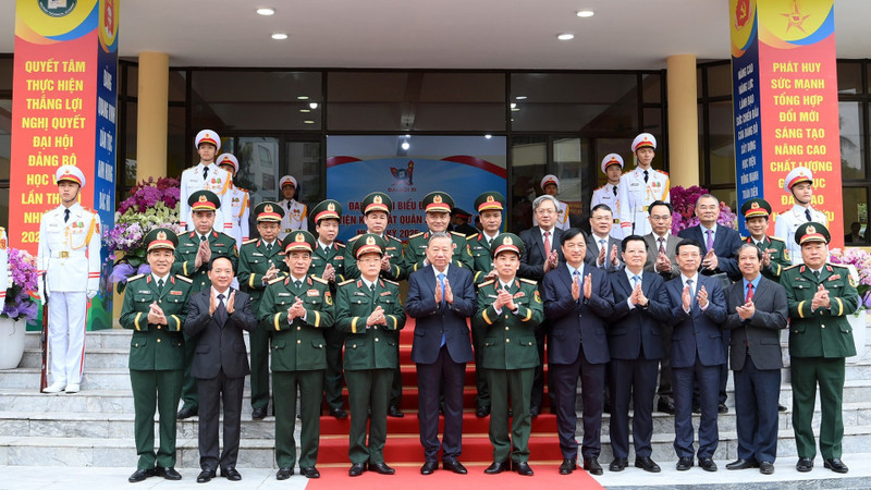 Le secrétaire général To Lam avec les délégués lors de la séance de travail à l’Académie technique militaire. Photo : nhandan.vn