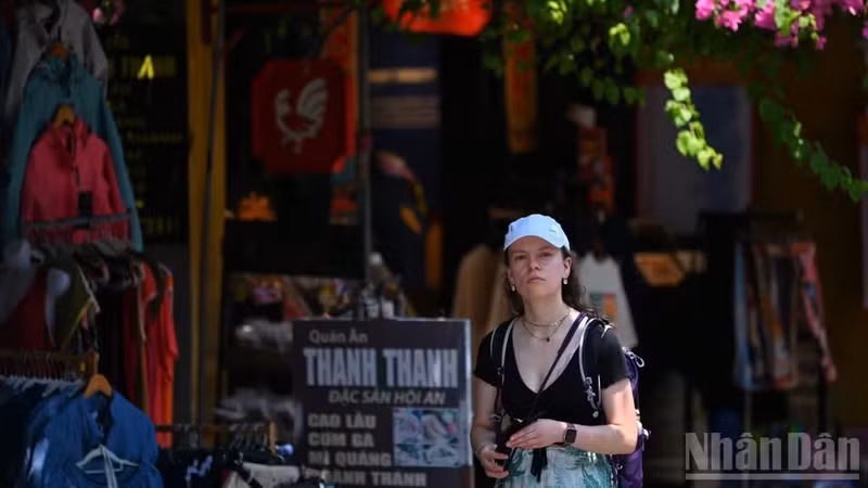 Le segment FIT désigne les voyageurs individuels ou les petits groupes qui organisent eux-mêmes leur séjour, sans participer à un circuit organisé. Il s'impose progressivement comme une nouvelle tendance du tourisme. Photo : nhandan.vn