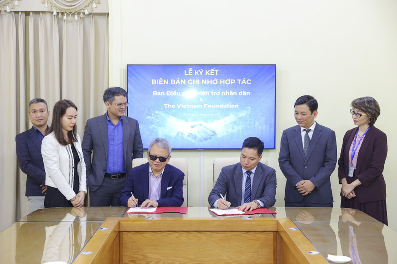 Cérémonie de signature du protocole d’accord de coopération entre le Comité de coordination de l’aide du peuple (PACCOM) et l’organisation Vietnam Foundation (États-Unis). Photo : thoidai.com.vn