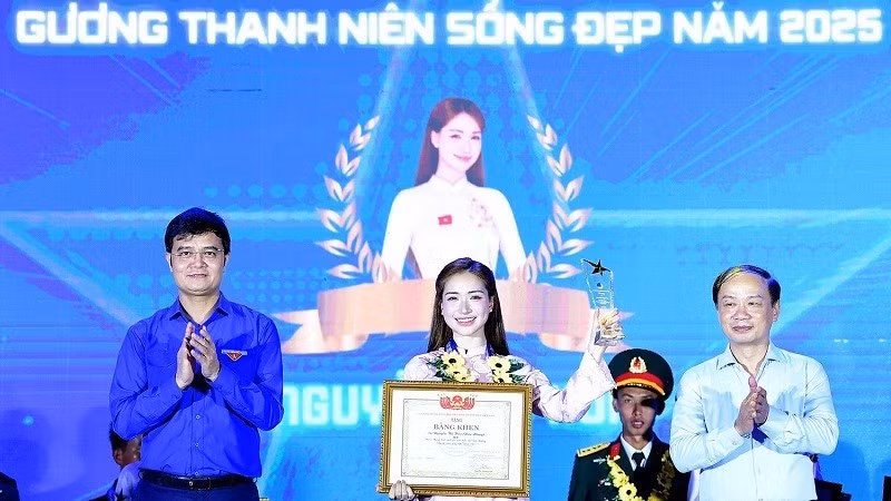 La chanteuse Hoa Minzy reçoit le Prix "Jeune vivant bellement" 2025. Photo : nhandan.vn