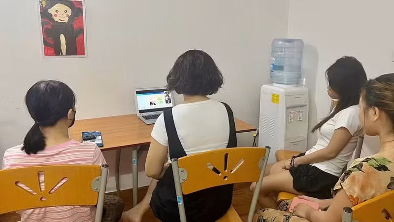 Les membres de la « Maison de la Paix » participent à un atelier. Photo : nhandan.vn