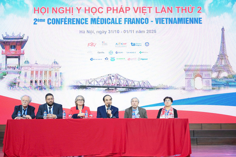 Le recteur de l’Université de Médecine de Hanoï, Nguyen Huu Tu (troisième à partir de la droite), la présidente et le secrétaire général de la Fédération médicale France–Vietnam, Dao Thu Ha (première à partir de la droite), aux côtés de médecins français, lors d’une session d’échanges professionnels à l’occasion de la deuxième Conférence médicale franco-vietnamienne. Photo : MINH HANH/NDEL.