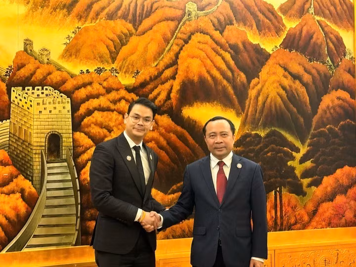 Le ministre Vu Hai Quan s'est entretenu avec le ministre thaïlandais de l'Économie et de la Société numériques, Chaichanok Chidchob. Photo: vietnam.vn