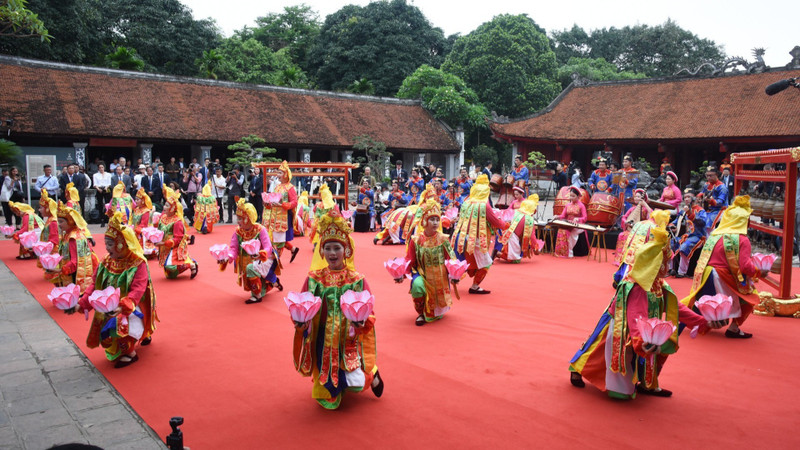 Des artistes interprètent le « nha nhac » (la musique de cour de Hue ) au Temple de la Littérature à l’occasion de la visite, le 26 mai 2025, du secrétaire général To Lam et de son épouse Ngo Phuong Ly, en compagnie du président français Emmanuel Macron et de son épouse Brigitte Macron. Photo : nhandan.vn
