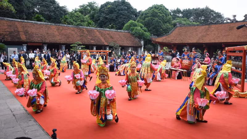 Des artistes interprètent le « nha nhac » (la musique de cour de Hue ) au Temple de la Littérature à l’occasion de la visite, le 26 mai 2025, du secrétaire général To Lam et de son épouse Ngo Phuong Ly, en compagnie du président français Emmanuel Macron et de son épouse Brigitte Macron. Photo : nhandan.vn