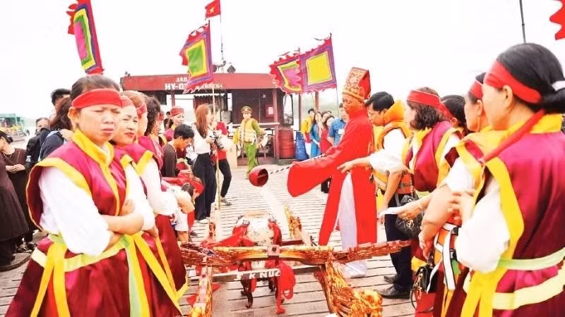 Cérémonie de procession de l’eau au temple Da Trach, commune de Trieu Viet Vuong, province de Hung Yen. Photo : nhandan.vn