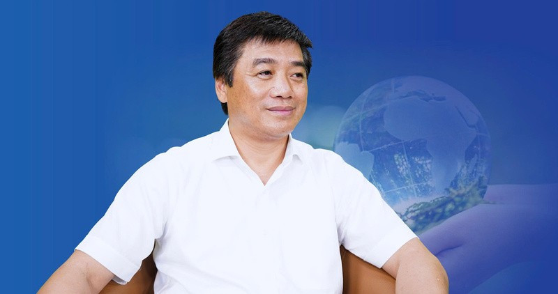 Le docteur Trinh Xuan Duc a partagé ses réflexions lors du colloque "Promouvoir l’industrie de l’environnement au Vietnam – Résoudre le défi du traitement et du recyclage des déchets solides. Photo : congthuong.vn