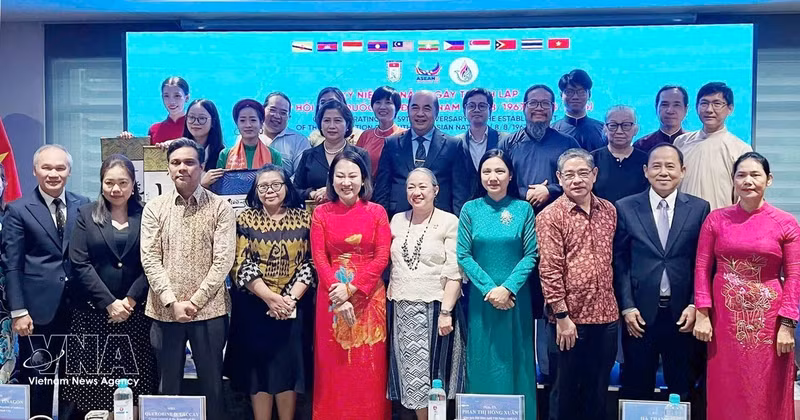 Des dirigeants de l'Union des organisations d'amitié de Hô-Chi-Minh-Ville, des consuls généraux et des représentants des consulats généraux des pays de l'ASEAN à Hô Chi Minh-Ville, lors de l'événement. Photo : VNA 