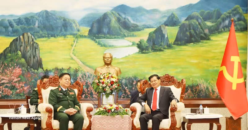 Le général Nguyen Trong Nghia, secrétaire du Comité central du Parti, membre de la Commission militaire centrale et chef du Département général de politique de l’Armée populaire du Vietnam, accompagné d’une délégation de responsables politiques de l’Armée populaire du Vietnam et le secrétaire général du Parti populaire révolutionnaire lao (PPRL) et président du Laos, Thongloun Sisoulith. Photo : VNA