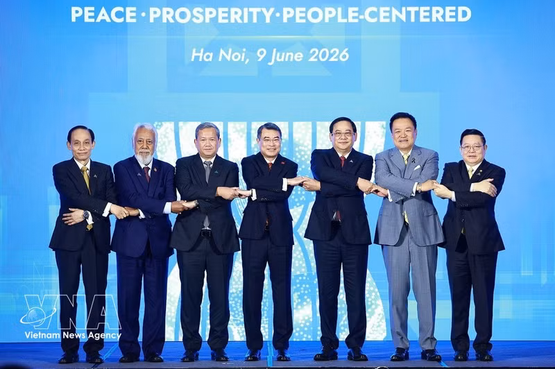 Le Premier ministre Le Minh Hung (au milieu), ainsi que ses homologues lao Sonexay Siphandone, cambodgien Hun Manet, thaïlandais Anutin Charnvirakul, timorais Kay Rala Xanana Gusmão et le secrétaire général de l'ASEAN Kao Kim. Photo: VNA