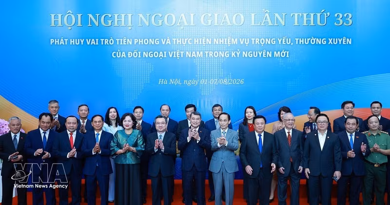 Le Premier ministre Le Minh Hung et des délégués participant au séance plénière de la 33e Conférence diplomatique. Photo : VNA.