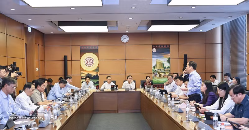 Les députés des provinces de Lang Son, Dien Bien et Vinh Long lors des discussions en groupes. Photo : VNA.