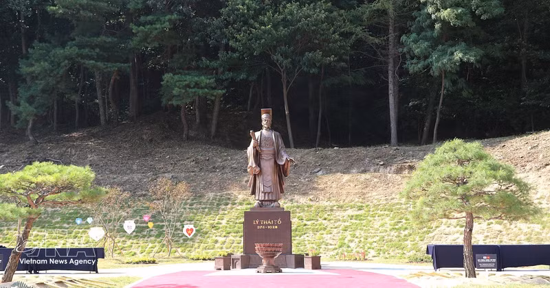 La statue du roi Ly Thai To installée dans le district de Bonghwa, province du Gyeongsang du Nord. Photo : VNA. 