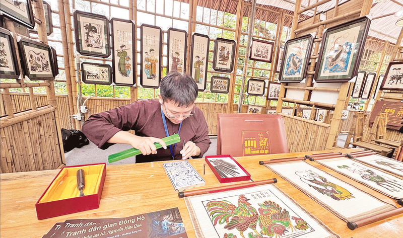 Le stand de présentation des estampes de Dong Ho à l'événement « L'essence culturelle de Bac Ninh - Couleurs de Dong Ho ». Photo : nhandan.vn