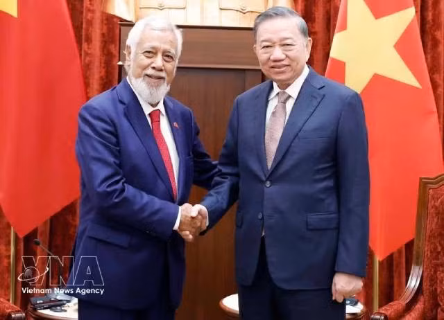 Le secrétaire général du Parti communiste du Vietnam et président de la République Tô Lâm (à droite) serre la main du Premier ministre est-timorais Xanana Gusmão, à Hanoi, le 10 juin. Photo : VNA.