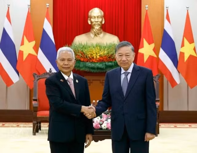 Le secrétaire général du Parti et président de la République, To Lam (à droite) serre la main du président de l’Assemblée nationale et président de la Chambre des représentants de Thaïlande, Sophon Zaram, à Hanoi, le 7 août. Photo : VNA 