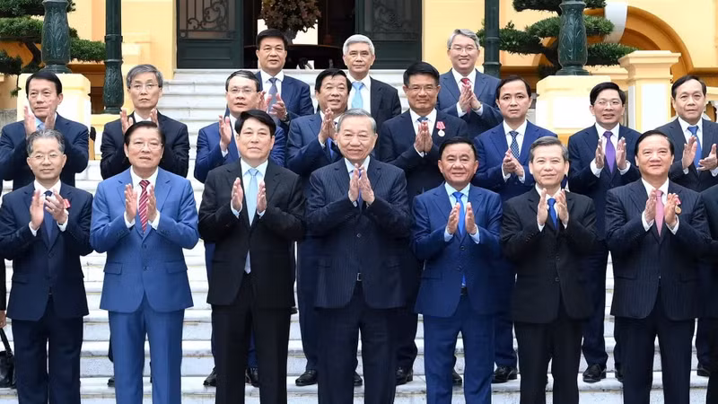 Le secrétaire général du Parti et président To Lam, ainsi que des dirigeants et anciens dirigeants du Parti et de l’État, participent à la conférence. (Photo : ĐĂNG KHOA)