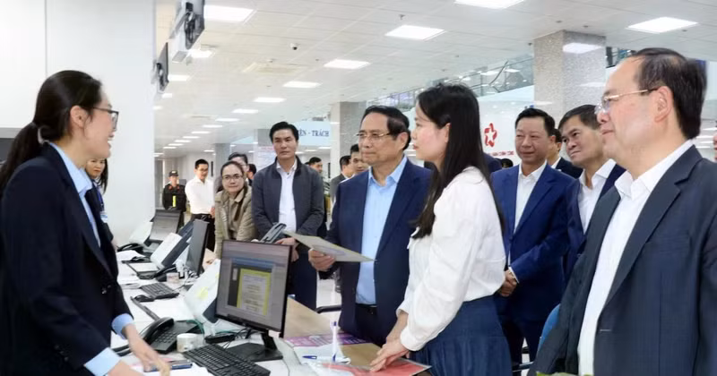 Le Premier ministre Pham Minh Chinh (en chemise bleue) visite le Centre de services administratifs publics de Quang Ninh. Photo: VNA