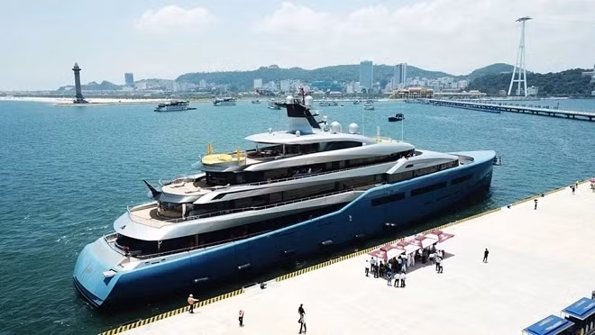 Le yacht du milliardaire Joe Lewis accoste dans la baie d’Ha Long. Photo : znews.vn