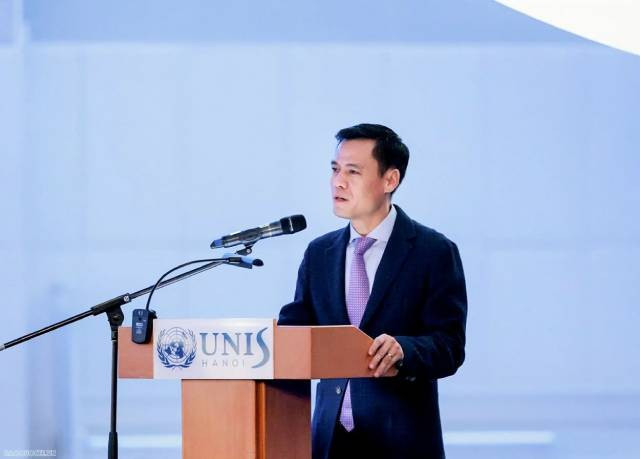 Le vice-ministre des Affaires étrangères Dang Hoang Giang s'exprime lors de l'ouverture de l’exposition commémorant le 80ᵉ anniversaire de la fondation des Nations Unies. Photo: baoquocte.vn