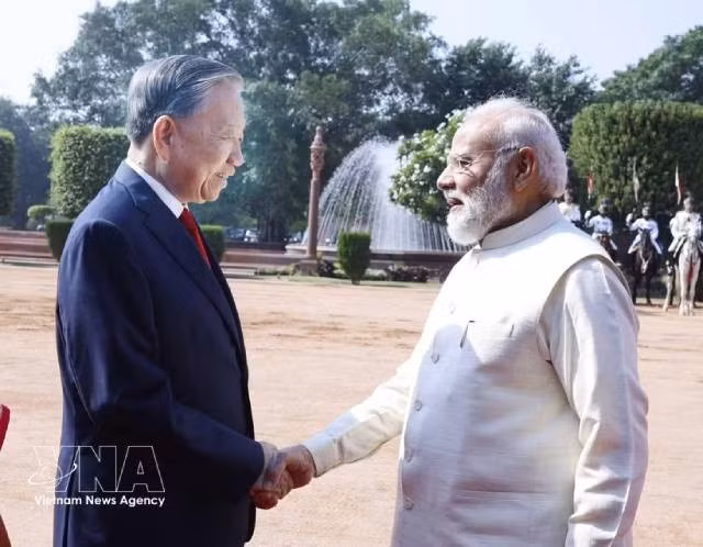 Le secrétaire général du Parti communiste du Vietnam et président de la République To Lam (gauche) et le Premier ministre indien Narendra Modi. Photo : VNA. 