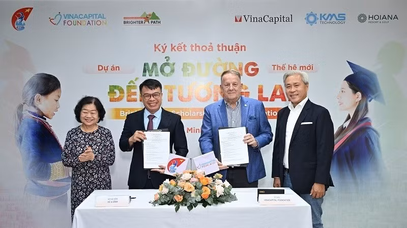 Les représentants des parties ont signé l’accord de soutien aux lycéennes issues des minorités ethniques pour la nouvelle phase du projet. Photo : nhandan.vn 