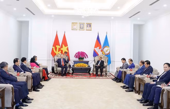 Rencontre entre le secrétaire général du Parti, To Lam et le président d’honneur du PPC Heng Samrin. Photo: VNA