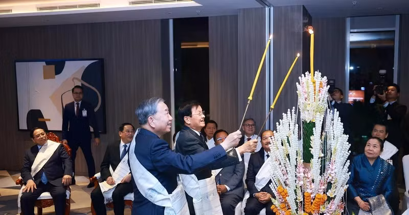 Le secrétaire général du PCV To Lam, et le secrétaire général du PPRL et président lao Thongloun Sisoulith, lors d'une cérémonie traditionnelle du Laos. Photo: VNA.