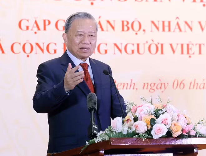 Le secrétaire général du Parti To Lam à la rencontre avec la communauté vietnamienne au Cambodge. Photo: VNA