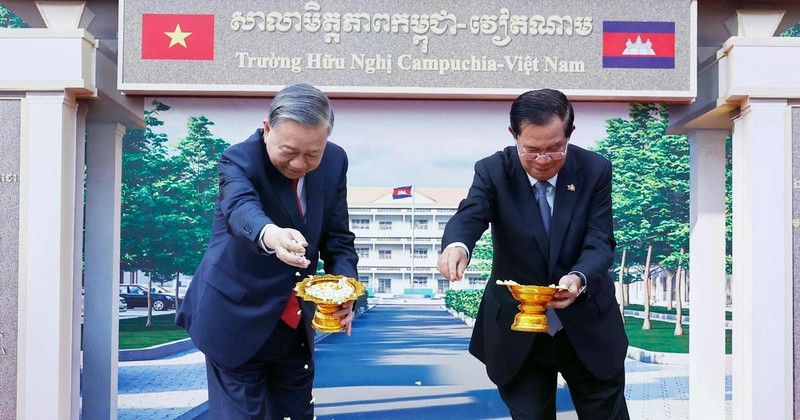 Le secrétaire général du PCV, To Lam (gauche), et le président du Sénat cambodgien, Hun Sen à la cérémonie de pose de la première pierre de l'École d'amitié Cambodge-Vietnam. Photo : VNA.