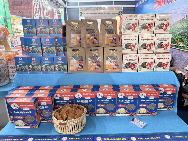 Les produits de crackers aux crevettes et de crackers au crabe, certifiés OCOP, de la coopérative Hang Vinh – Nam Can sont exposés et présentés aux consommateurs. Photo: congthuong.vn 