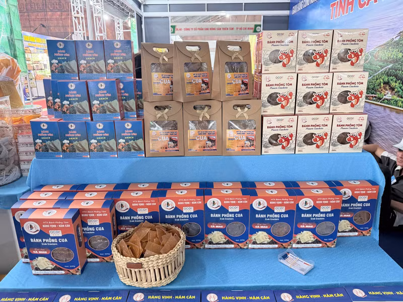 Les produits de crackers aux crevettes et de crackers au crabe, certifiés OCOP, de la coopérative Hang Vinh – Nam Can sont exposés et présentés aux consommateurs. Photo: congthuong.vn 