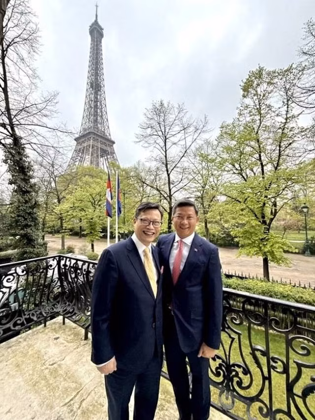 L'ambassadeur du Vietnam en France, Trinh Duc Hai (à gauche) et l'ambassadeur du Cambodge en France. Photo: baoquocte.vn