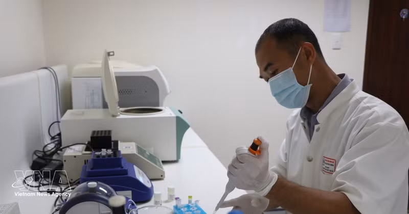 Le docteur Nguyen Duc Bach, membre du Conseil scientifique de l'Hôpital central de Huê, a posé les premières pierres et a progressivement perfectionné le système de gestion des ressources humaines et d'évaluation de l'hôpital. Photo : VNA 