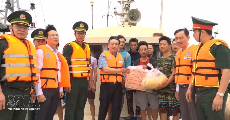 Le vice-président du Comité populaire de la ville de Hai Phong, Tran Van Quan, remet des cadeaux à des pêcheurs étrangers ayant été secourus par les forces vietnmiennes. Photo : VNA.