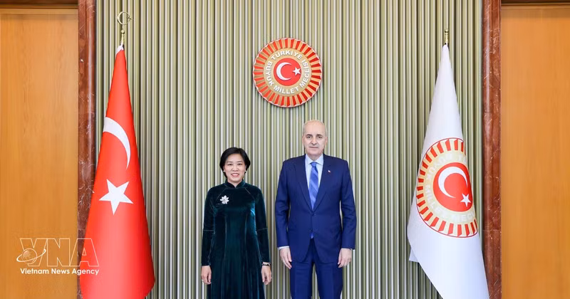 Le président de la Grande Assemblée nationale de Turquie, Numan Kurtulmus, et l’ambassadrice du Vietnam en Turquie, Dang Thi Thu Ha. Photo: VNA 
