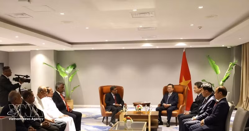 Nguyen Thanh Nghi, membre du Bureau politique, secrétaire du Comité central du Parti et président de la Commission centrale des politiques et des stratégies du Parti, rencontre la délégation du Parti communiste du Sri Lanka et de l’Association de solidarité Sri Lanka-Vietnam. Photo: VNA