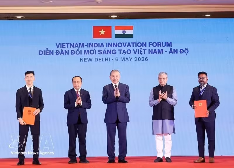 Le secrétaire général du Parti communiste du Vietnam et président de la République To Lam (centre) au Forum de l’innovation Vietnam-Inde. Photo : VNA.
