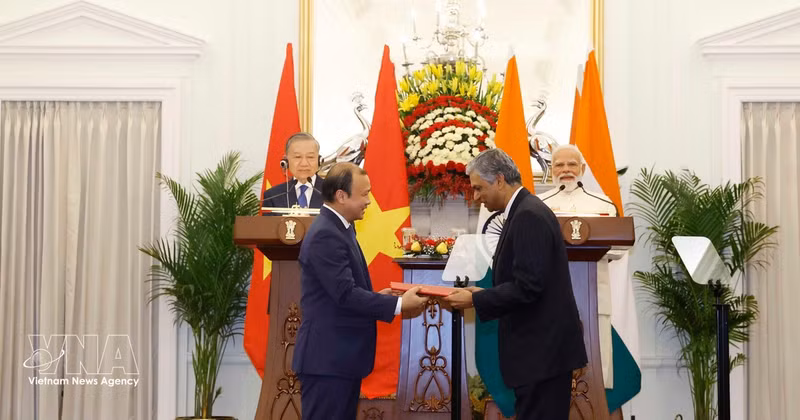 Le secrétaire général du Parti communiste du Vietnam (PCV) et président de la République To Lam et le Premier ministre indien Nerandra Modi assistent à la cérémonie de signature des accords de coopération. Photo : VNA.