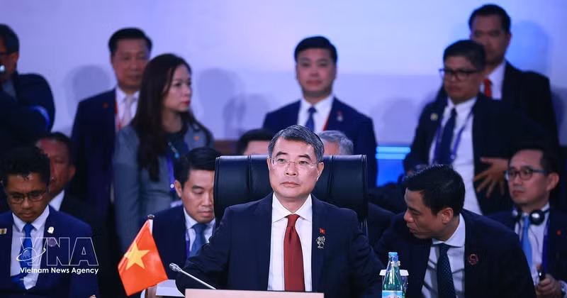Le Premier ministre Le Minh Hung à la séance plénière du 48e sommet de l'ASEAN. Photo: VNA