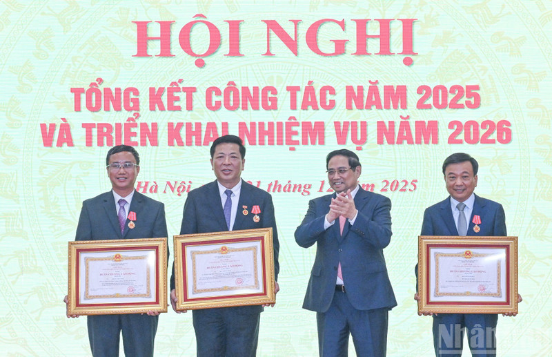 Le Premier ministre Pham Minh Chính a remis les Ordres du Travail de différentes classes aux dirigeants du ministère de la Construction. Photo: nhandan.vn