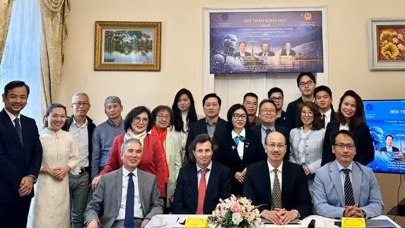 Les participants au colloque prennent une photo souvenir. Photo fournie par l’Ambassade du Vietnam en Hongrie