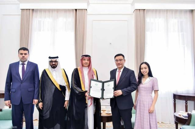 Le chef du Département du protocole reçoit la copie figurée des lettres de créance de l’ambassadeur d’Arabie saoudite au Vietnam. Photo : baoquocte.vn