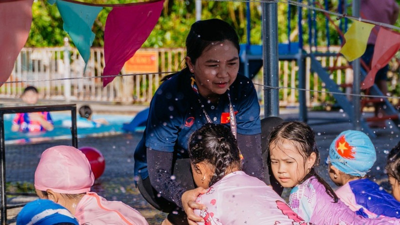 L'enseignante Do Thi Ngoc Quy montre aux élèves les mouvements de natation. Photo : nhandan.vn