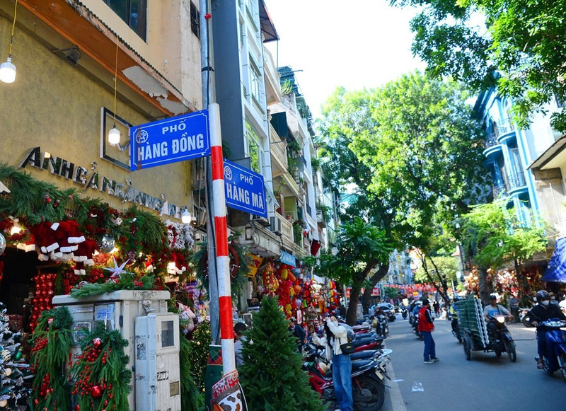 La rue Hang Ma est devenue plus dégagée et mieux ordonnée après l’intervention des autorités pour remettre de l’ordre et prévenir l’empiétement des trottoirs. Photo : baovanhoa.vn