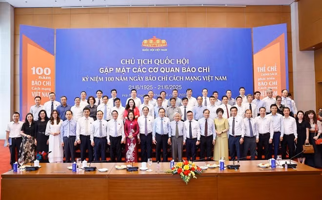 Le président de l’Assemblée nationale, Trân Thanh Mân pose avec les responsables des organes de presse, à Hanoi, le 15 juin 2025. Photo: VNA