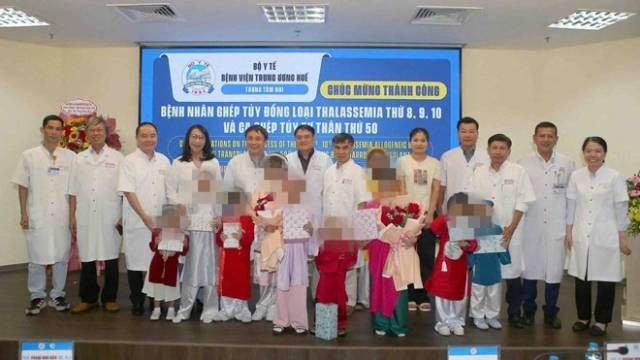 Les médecins de l’Hôpital central de Hue organisent une cérémonie de sortie pour les jeunes patients. Photo : laodong.vn