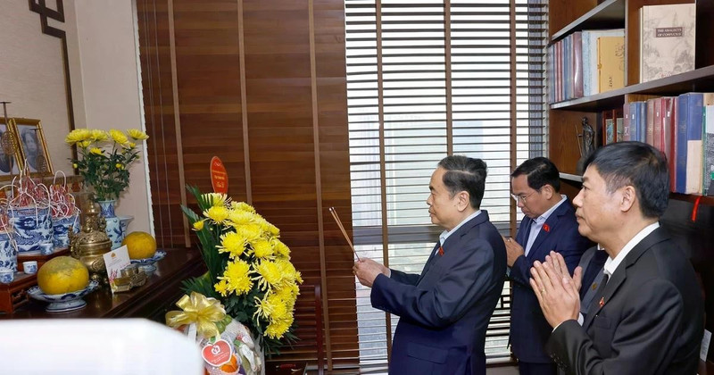 Le président de l’Assemblée nationale Trân Thanh Mân rend visite à la famille et offre de l’encens en hommage à l’ancien secrétaire général du Parti Truong Chinh. Photo : VNA